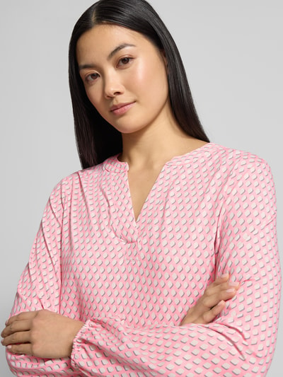 Frauenmodel trägt Longsleeve mit V-Ausschnitt von Smith and Soul in Rosa mit Muster, Baumwoll-Viskose-Mix, Nahaufnahme Oberkörper.