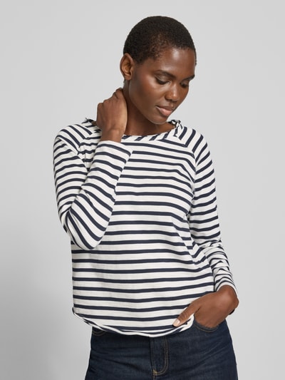 Frauenmodel trägt Longsleeve mit Rundhalsausschnitt und Rollsaum von Smith and Soul aus reiner Baumwolle im Regular-Fit, blau-weiß gestreift, Rückenlänge bei Größe S 56 cm, feine Struktur. Nahaufnahme Oberkörper.