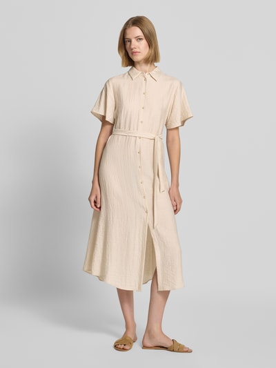Frauenmodel trägt Midikleid aus Viskose-Mix mit Umlegekragen von COMMA in Beige, taillierter Schnitt, abnehmbares Taillenband, Ganzkörperansicht von vorne.