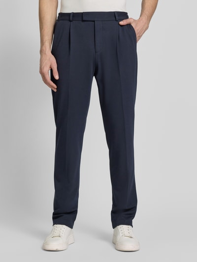Männermodel trägt dunkelblaue Hose mit Gesäßtaschen Modell 'Connor40' von Zuitable, Material-Mix mit Viskose-Anteil, Regular-Fit, Ganzkörperansicht von vorne.
