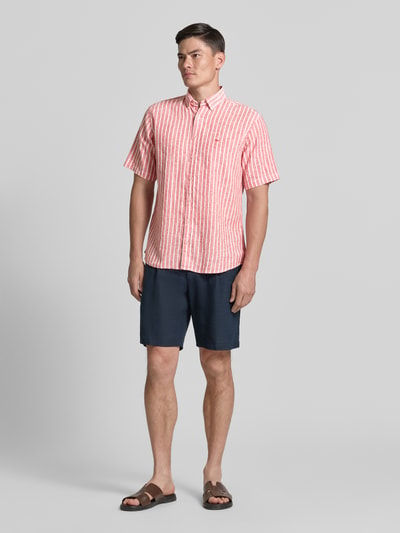 Männermodel trägt Regular Fit Freizeithemd mit Button-Down-Kragen von Fynch-Hatton, Baumwolle-Leinen-Mix, Streifenmuster, Ganzkörperansicht von vorne. Rückenlänge bei Größe M: 76 cm, Schulterbreite: 45 cm, Ärmellänge: 26 cm, Knopfleiste, Logo-Stitching.