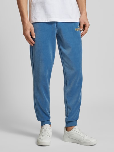 PUMA PERFORMANCE Relaxed Fit Sweatpants mit Label-Stitching Modell 'Velvettrack' Rauchblau 4