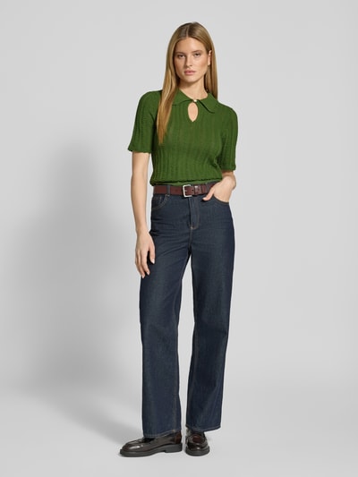 Frauenmodel trägt Strickshirt mit Umlegekragen und Schlüsselloch-Ausschnitt von Scotch & Soda, Baumwoll-Mix, Ganzkörperansicht von vorne