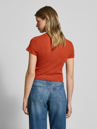 Levi's® Cropped T-Shirt mit Label-Print Mittelbraun 5