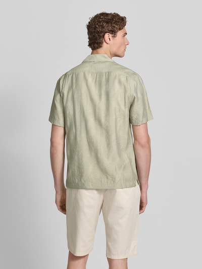 Männermodel trägt Modern Fit Freizeithemd mit Strukturmuster von Lindbergh, Viskose-Mix, Reverskragen, helle Farben, Ganzkörperansicht Rückansicht.