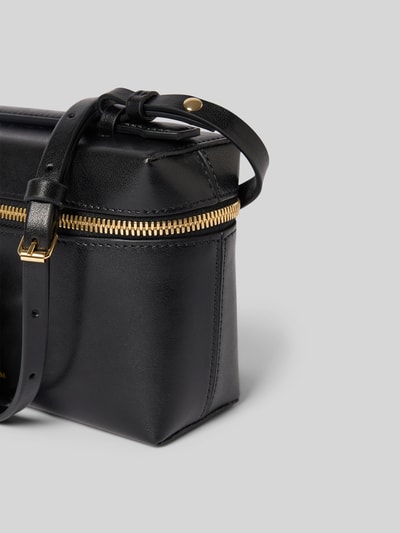 Produktfoto, Crossbody Bag aus echtem Leder von Victoria Beckham in Schwarz mit Rundum-Reißverschluss, verstellbarem Schulterriemen, Dornschließe, Label-Print in metallic, Maße 21x13x7 cm, glatte und leicht glänzende Leder-Textur.