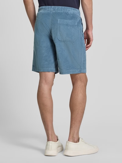 Männermodel trägt Regular Fit Sweatshorts aus Baumwoll-Mix von SELECTED HOMME, Optik: Unifarben, Cord, Gesäßtasche; Ganzkörperansicht Rückansicht.