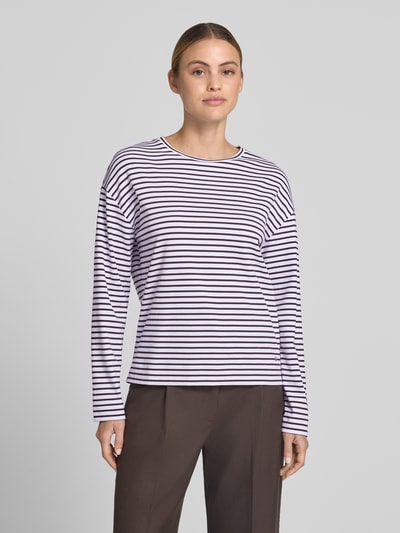 Modelka nosi bluzkę z długim rękawem 'Longsleeve im Allover-Look mit Rundhalsausschnitt' od windsor., bawełna, krój relaxed fit, wzór na całej powierzchni, okrągły dekolt, długość tyłu w rozmiarze 36: 61 cm, widok całej sylwetki z przodu.