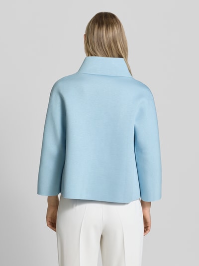 Frauenmodel trägt Blazer aus Viskose-Mix mit Stehkragen von Rinascimento in Hellblau, gerader Schnitt, glatte Textur, Ganzkörperansicht Rückansicht.