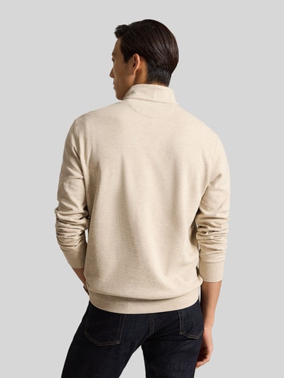 Männermodel trägt Regular Fit Sweatshirt aus Baumwoll-Mix von Polo Ralph Lauren in Beige, glatte Textur, Ganzkörperansicht Rückansicht.