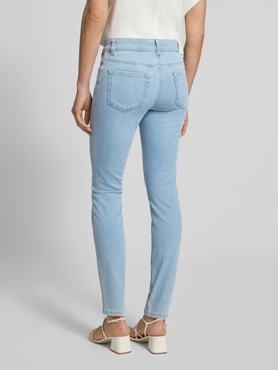 Frauenmodel trägt Slim Fit Jeans mit Stitching von Marc Cain in hellem Blau, Baumwoll-Mix mit Stretch, Low Waist, Rückansicht Ganzkörperansicht.