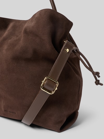 Produktfoto, braune Handtasche in Suede-Optik Modell 'Cool Companion' von Hey Marly mit Magnetverschluss und abnehmbarem Schulterriemen, Detailaufnahme