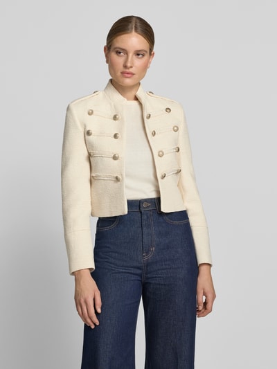 Frauenmodel trägt Blazer mit Zierknöpfen Modell 'CHARLIE' von MANGO in Creme, Baumwoll-Mix, gerader Schnitt, Ganzkörperansicht von vorne.