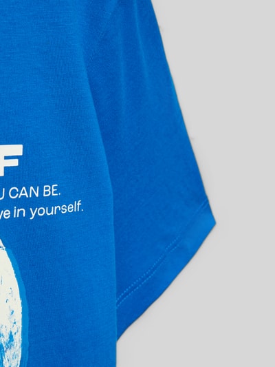 Mädchen trägt Regular Fit T-Shirt aus reiner Baumwolle von s.Oliver RED LABEL, Optik: Unifarben, Motiv-Print, Nahaufnahme Oberkörper.