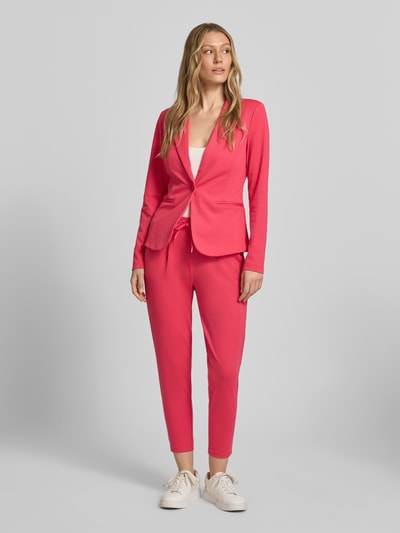 Frauenmodel trägt Sweatpants mit Tunnelzug Modell 'KATE' von ICHI, Damen, Material-Mix mit Viskose-Anteil, Regular-Fit, Ganzkörperansicht von vorne.