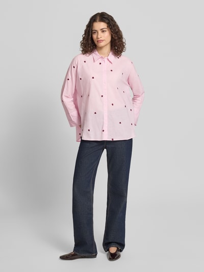 Frauenmodel trägt Relaxed Fit Hemdbluse aus reiner Baumwolle Modell 'NEW LINA GRACE' von Only in Optik: Unifarben mit Allover-Herz-Stickereien, Hemdblusenkragen, einreihige Knopfleiste, Langarm mit Umschlag, Rumpfabschluss leicht abgerundet, Material: reine Baumwolle, Ganzkörperansicht von vorne