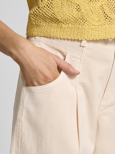 Frauenmodel trägt Barrel Fit Jeans aus Baumwoll-Mix von s.Oliver RED LABEL in Unifarbe mit seitlichen Eingrifftaschen, Nahaufnahme Oberschenkel.