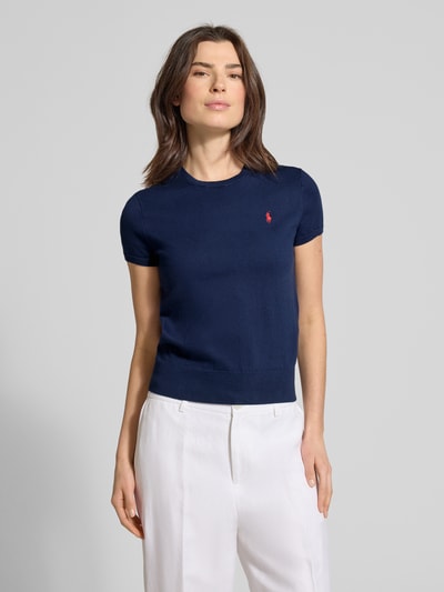 Frauenmodel trägt Regular Fit Kurzarmpullover aus Baumwoll-Mix von Polo Ralph Lauren in Dunkelblau mit Logo-Stitching, Nahaufnahme Oberkörper.