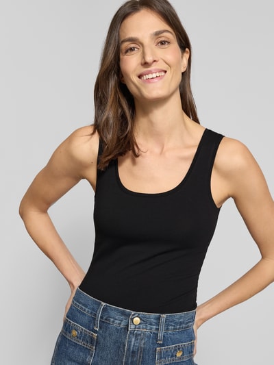 Vrouwenmodel draagt Tanktop uit katoen-elastaan mix van OPUS, model Daily E, getailleerd met ronde hals, zwart; close-up bovenlichaam van voren.