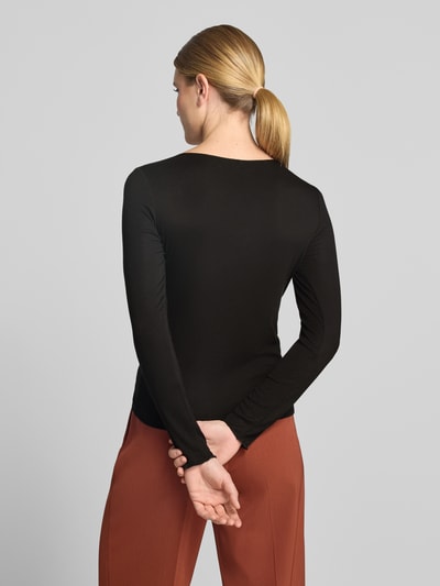 Männermodel trägt Longsleeve aus Lyocell-Mix von COMMA, czarny kolor, krój slim fit, długość tyłu w rozmiarze 36: 56 cm, Ganzkörperansicht Rückansicht