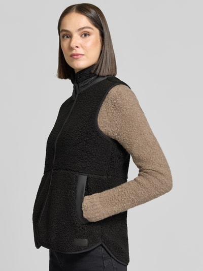 Vrouwenmodel draagt Regular fit bodywarmer met structuurpatroon Model 'Siv' van Didriksons, opstaande kraag, ritssluiting, steekzakken, ruglengte bij maat 36: 64 cm, schouderbreedte bij maat 36: 48 cm, zijaanzicht, Nahaufnahme Oberkörper.