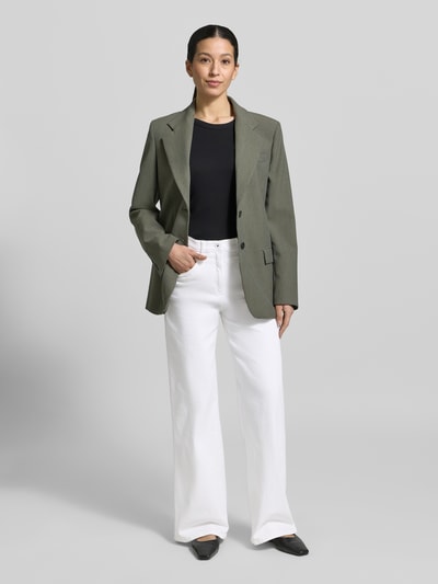 Vrouwenmodel draagt Flared Fit Jeans met steekzakken model 'Laura' van Raphaela By Brax in wit katoenmix, bandwijdte 44 cm, binnenbeenlengte 79 cm, knoop- en ritssluiting, five-pocket, flared fit, voorkant volledig zichtbaar, geheellichaamsaanzicht van voren.