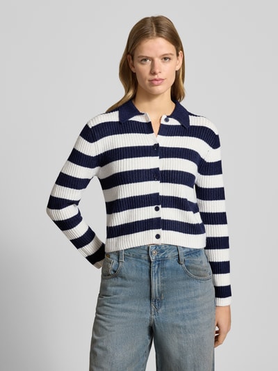 Frauenmodel trägt Strickjacke mit Streifenmuster und Polokragen von Review, Slim Fit, Material-Mix mit Stretch-Anteil, Knopfleiste, Farben Blau und Weiß, Ganzkörperansicht von vorne.