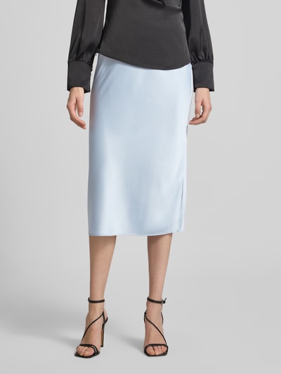 Vrouwenmodel draagt Midirok uit satijn met zijsplitten van Calvin Klein Womenswear, lichtblauw, recht model, elastische band, totale lengte maat S 76 cm, bandwijdte 41 cm, geheelbeeld van voren