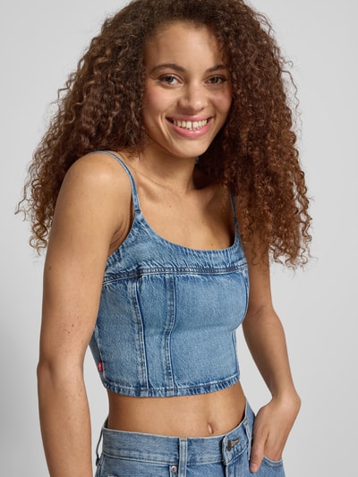 Kobiece modelka nosi Slim Fit Crop Top aus reiner Baumwolle Modell 'JADINE' od Levi's®, denimowa optyka, label-aplikacja, ozdobne szwy, prostokątny dekolt, regulowane ramiączka, bez rękawów, materiał czysta bawełna, zbliżenie na górną część ciała