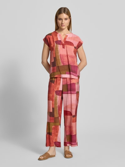 Vrouwenmodel draagt Regular Fit blouse uit viscosemix model 'Catania' van Soyaconcept met tuniekhals, kapmouwen, veelkleurig abstract patroon, dames blouse, ruglengte maat S 55 cm, mouwlengte maat S 20 cm, Ganzkörperansicht van voren.