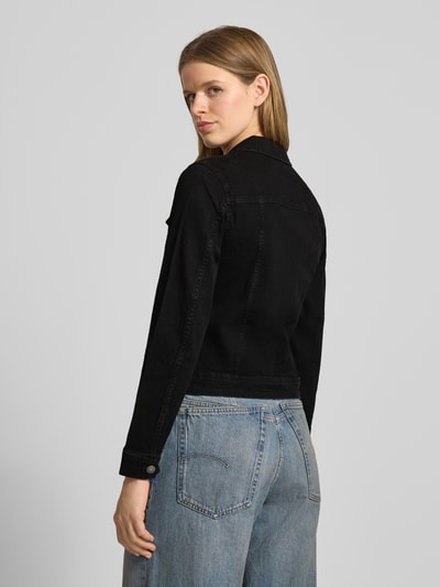 Modelka kobieca ma na sobie Regular Fit Jeansjacke aus Baumwoll-Mix Modell 'WONDER' od Only, czarny denim, krój regular fit, szwy, kieszenie; zdjęcie całej sylwetki z tyłu.