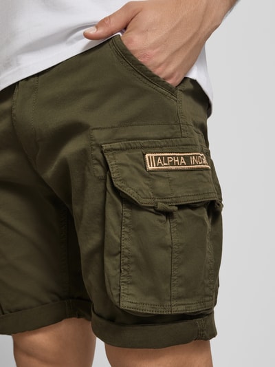 Männermodel trägt Shorts mit Cargotaschen Modell 'CREW SHORT' von Alpha Industries, Baumwoll-Elasthan-Mix, Regular-Fit, Nahaufnahme Oberschenkel.
