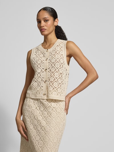 Frauenmodel trägt Strickweste mit Rundhalsausschnitt und Knopfleiste von JAKE*S STUDIO WOMAN in Creme, Häkelstruktur, Regular Fit, Nahaufnahme Oberkörper.