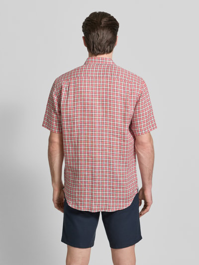 Männermodel trägt Regular Fit Freizeithemd aus Leinen von Christian Berg Men, kariertes Muster in Rot und Weiß, Ganzkörperansicht Rückansicht. 