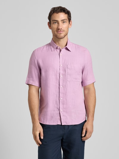 Männermodel trägt Regular Fit Freizeithemd aus reinem Leinen von Marc O'Polo, Optik: Unifarben, Kentkragen, Flammgarn, Ganzkörperansicht von vorne.