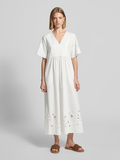 Frauenmodel trägt Fließendes Freizeitkleid aus reiner Baumwolle Modell 'TARTUFO' von Weekend Max Mara in Optik: Unifarben mit Lochspitze, Passform: fließend, Maxi-Länge, V-Ausschnitt, Kurzarm, Saum: gerade, Materialverarbeitung: Jersey, Popeline, Farbe Weiß, Ganzkörperansicht von vorne.