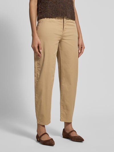 Vrouwenmodel draagt Straight Fit Hose met Reißverschluss-Detail Modell 'Bora' van MAC in beige, elastische katoenmix, zijaanzicht, context: damesbroek, steek- en achterzakken, knoop- en ritssluiting, taillewijdte 39 cm, binnenbeenlengte 69 cm, geheel weergegeven.
