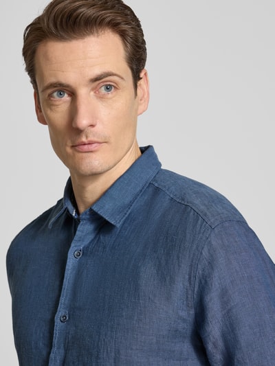 Männermodel trägt Casual Fit Vrijetijdsoverhemd uit zuiver linnen van OLYMP Level Five, blauw met knoopsluiting en kentkraag, Nahaufnahme Oberkörper.