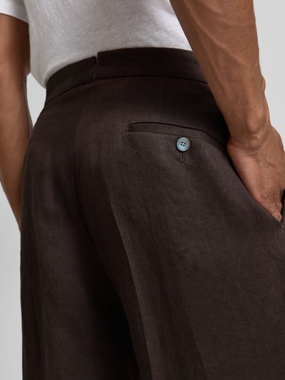 Männermodel trägt Relaxed Fit Leinenhose aus reinem Leinen Modell 'PERINO' von BOSS, Optik: Unifarben, Materialverarbeitung: Twill, Nahaufnahme Rückansicht.