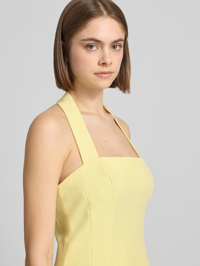 Kobiece model prezentuje sukienka koktajlowa z wiązaniem na szyi model 'NEVELLE HOURGLASS' od Bardot, mieszanka materiałów z dodatkiem streczu, taliowany fason, sukienka mini; długość tyłu w rozmiarze 36: 58 cm, szerokość klatki piersiowej w rozmiarze 36: 33 cm. Zbliżenie na górną część ciała z przodu.