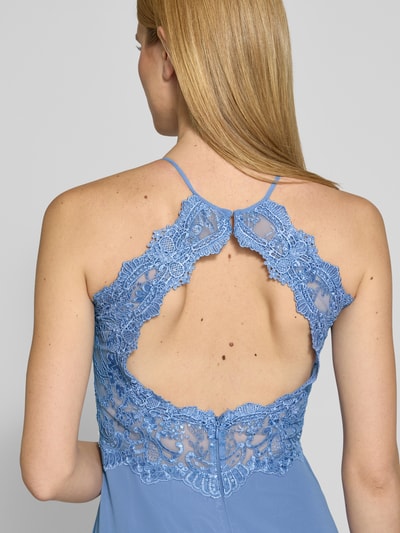 Vrouwenmodel draagt Avondjurk met kant en cut-out van V.M., met chiffon, A-lijn, kant, cut-out op de rug, ruglengte 143 cm, bustewijdte 35 cm, detailopname rugaanzicht.