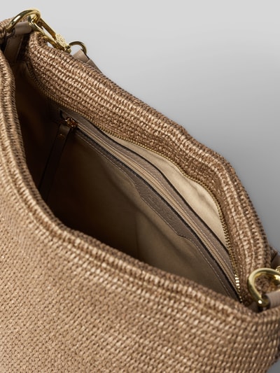 Produktfoto, Handtasche in Flecht-Optik Modell 'Kaia' von Abro, Logo-Detail, Abnehmbarer Schulterriemen, Breite 35 cm, Länge 31 cm, Tiefe 14 cm, Länge Schulterriemen 47 cm, strukturierte Oberfläche in Naturton, Innenraum mit Reißverschluss, Webtextur deutlich erkennbar.