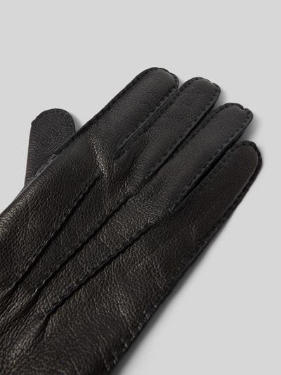 Produktfoto, schwarze Lederhandschuhe aus echtem Leder Modell 'Garmisch' von Roeckl, Ziernähte, Label-Detail in metallic, feine Narbenstruktur
