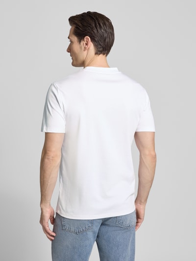 Männermodel trägt T-Shirt mit Rundhalsausschnitt von CK Calvin Klein in Weiß, Baumwoll-Mix, Regular Fit, Rückenansicht, Ganzkörperansicht Rückansicht