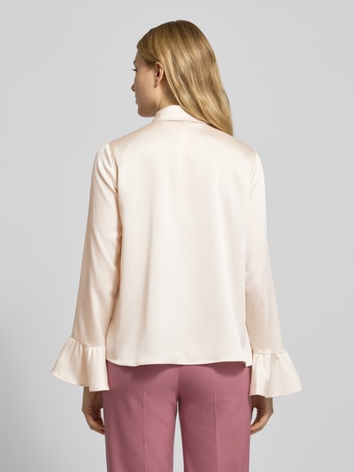 Frauenmodel trägt Schluppenbluse mit Hemdblusenkragen von More & More aus Satin in Unifarben, lockere Passform, Volant-Ärmel, Ganzkörperansicht Rückansicht.