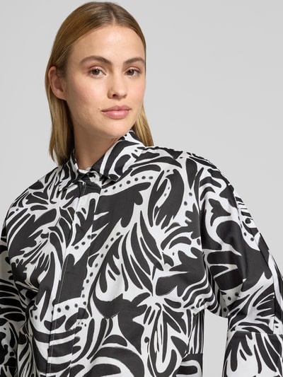 Frauenmodel trägt Bluse mit verdeckter Knopfleiste und 3/4-Arm von Christian Berg Woman aus Reine Baumwolle, Regular-Fit, Nahaufnahme Oberkörper.