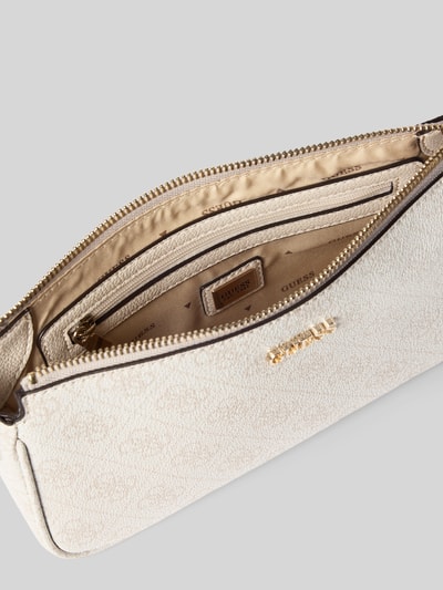 Produktfoto, beżowy Pouch mit Label-Applikation Modell 'NOELLE II' von Guess z jasną fakturą i zamkiem, Szerokość w rozmiarze 1: 24 cm, długość 13 cm, głębokość 5 cm, długość paska na ramię 122 cm.