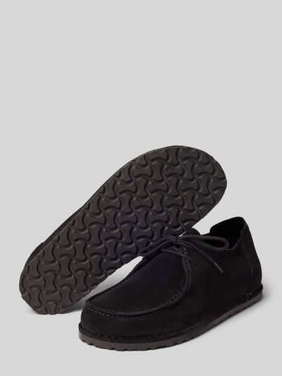 Produktfoto, schwarze Halbschuhe aus echtem Leder Modell 'UTTI' von Birkenstock, abgerundete Form, Schnürverschluss, strukturierte Sohle, Absatzhöhe 2 cm, Schafthöhe 10 cm, Schaftweite 12 cm.