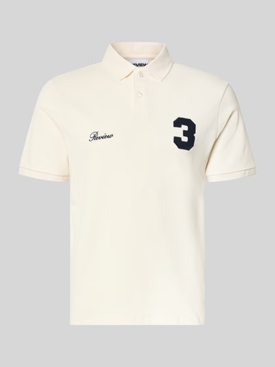 Produktfoto, Regular Fit Poloshirt mit Logo-Stitching von REVIEW aus bawełna, krój regular fit, wyhaftowane logo, kołnierzyk polo, krótki rękaw, długość tyłu w rozmiarze M: 65 cm