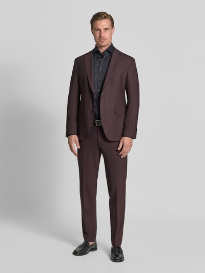Männermodel trägt Regular Fit Sakko aus Baumwoll-Mix Modell 'Totti' von CINQUE in Dunkelrot mit Reverskragen und Pattentaschen, Ganzkörperansicht von vorne.